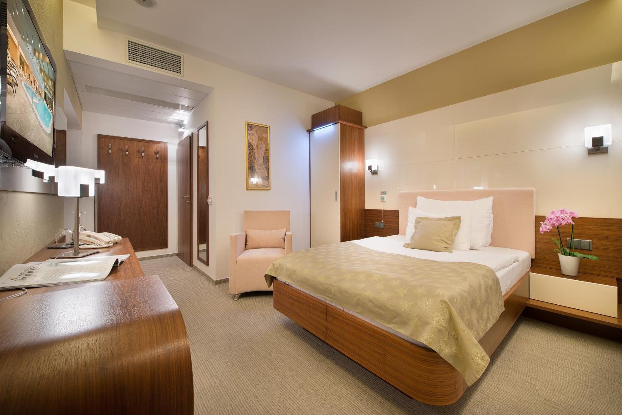 Wellness Hotel Diamant Глубока-над-Влтавой Экстерьер фото