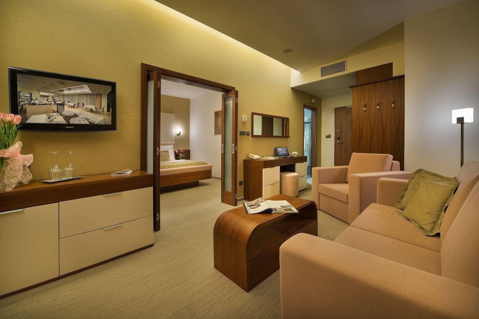 Wellness Hotel Diamant Глубока-над-Влтавой Экстерьер фото